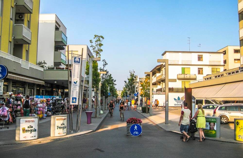 Shoppinggatan i Bibione