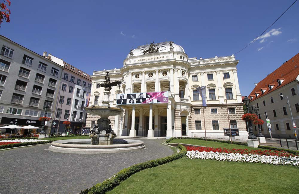 Hviezdoslav-torget och Ganymedesfontäne