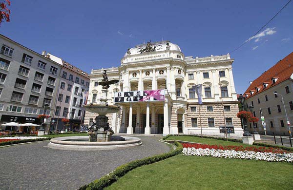 Hviezdoslav-torget och Ganymedesfontäne