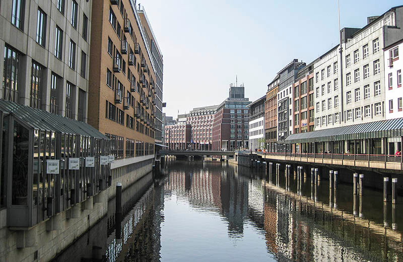 Kanal i Hamburg som leder vatten från Alstersjöarna