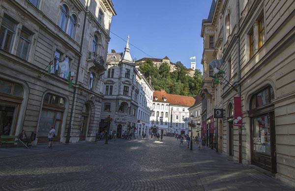 Mestni-torget, Robbov-fontänen och stadshuset