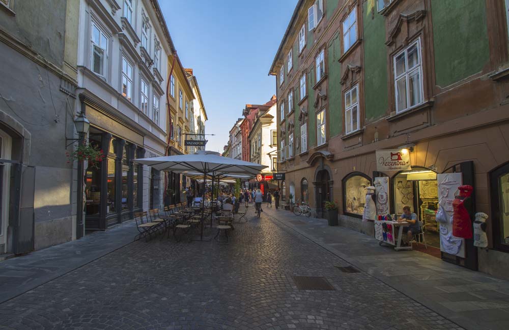 En av många uteserveringar och småbutiker