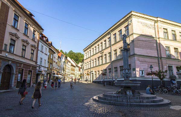 Levstikov-torget med fontän