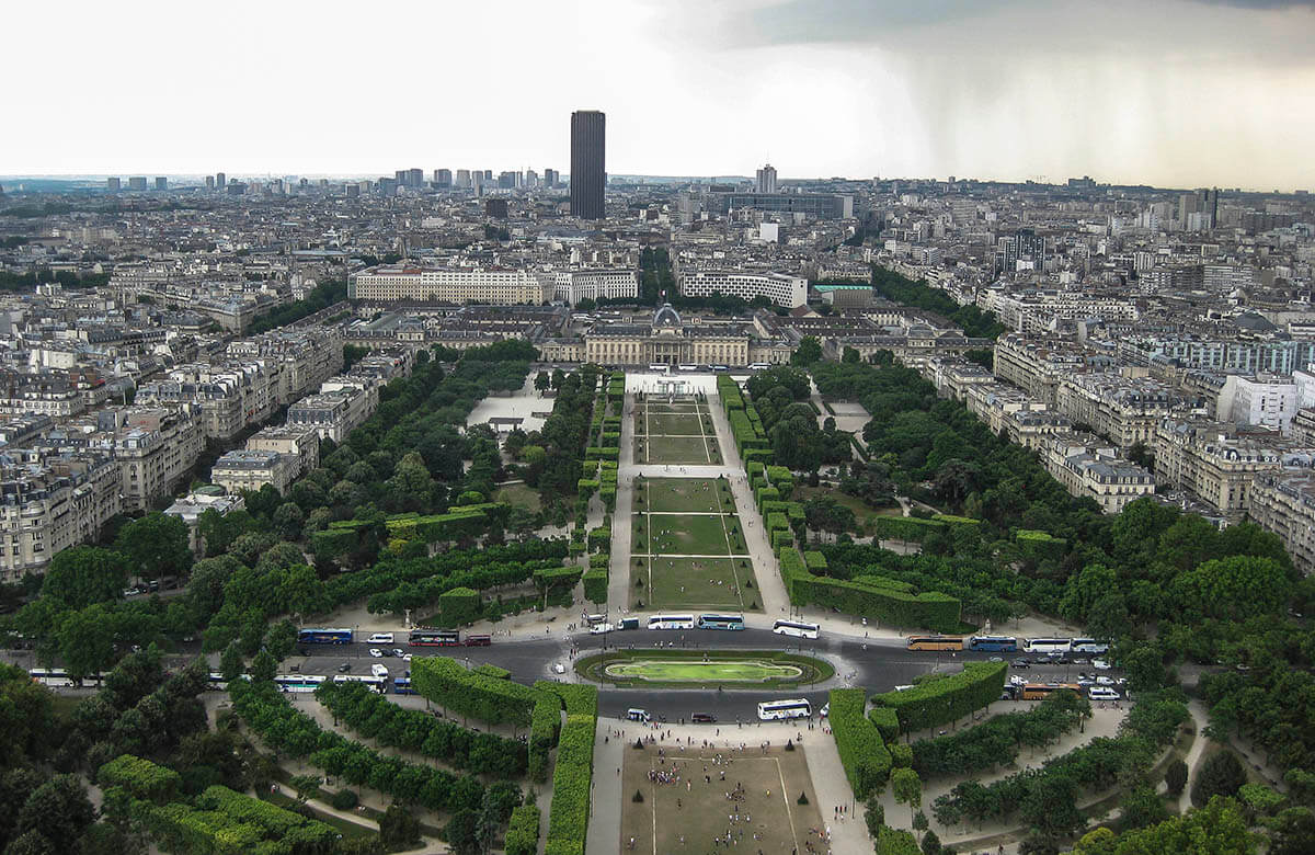 Utsikt från Eiffeltornet mot finansdistriktet La Defense