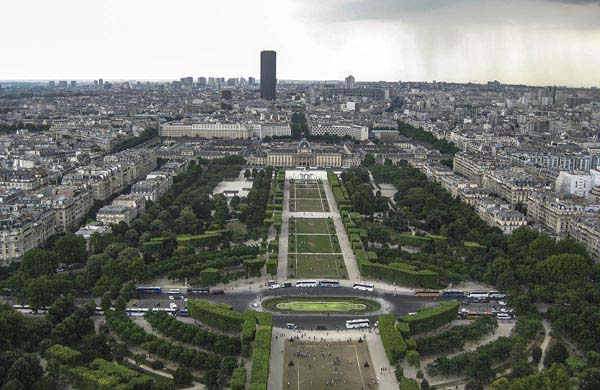 Utsikt från Eiffeltornet mot finansdistriktet La Defense